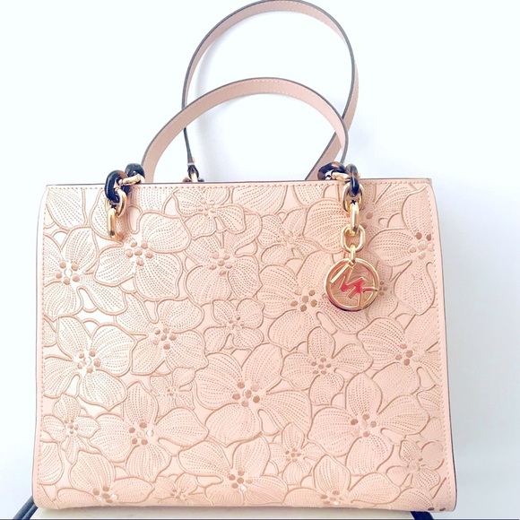 MICHAEL Michael Kors Handbags - MICHAEL KORS TOTE AUTHENTIC !!